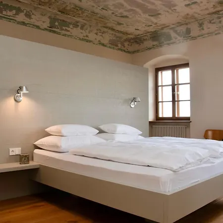 Der Pfarrhof Szálloda *